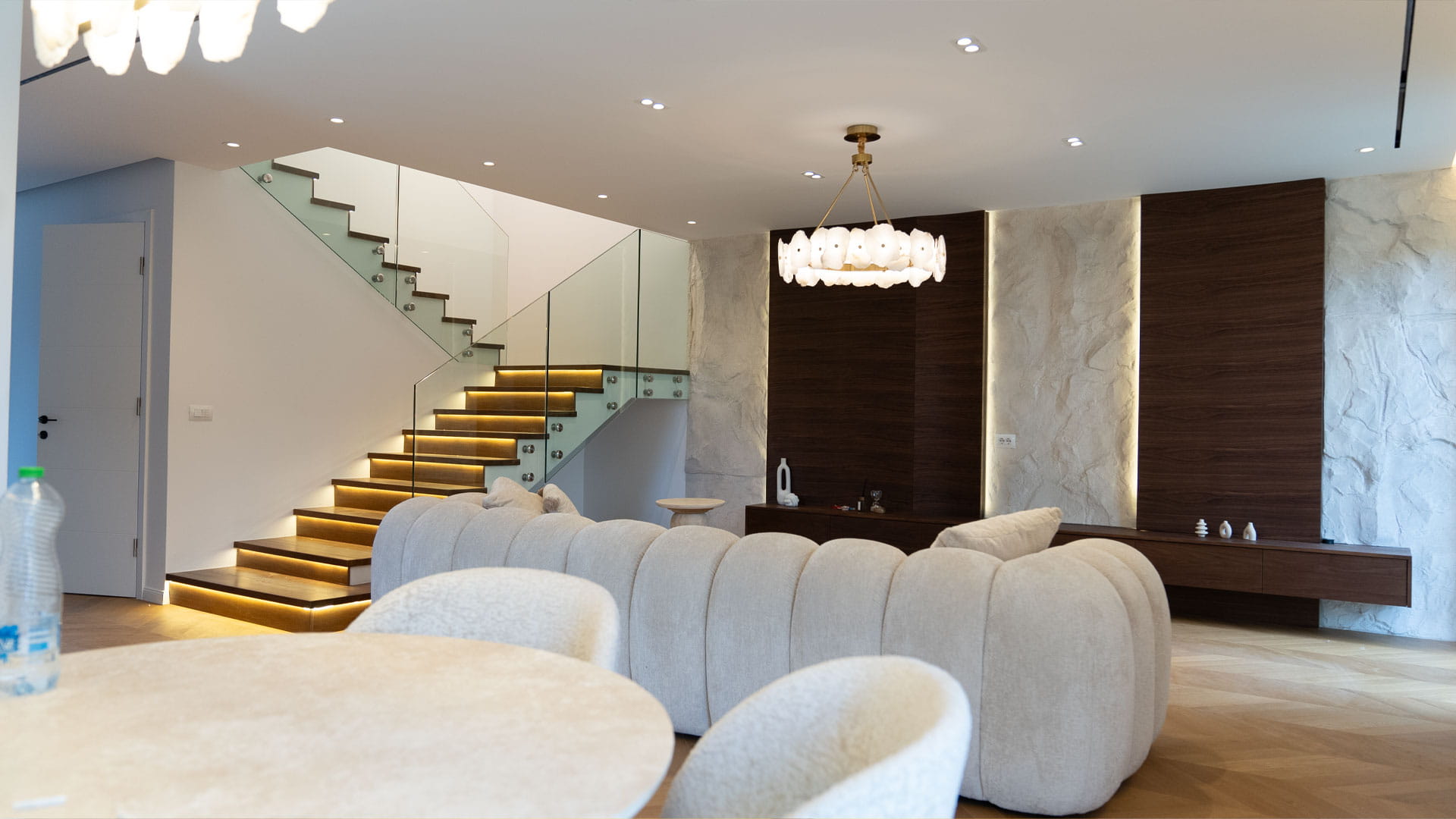 Interieri modern i shtëpisë familjare Qershia e Kuqe 170 m²