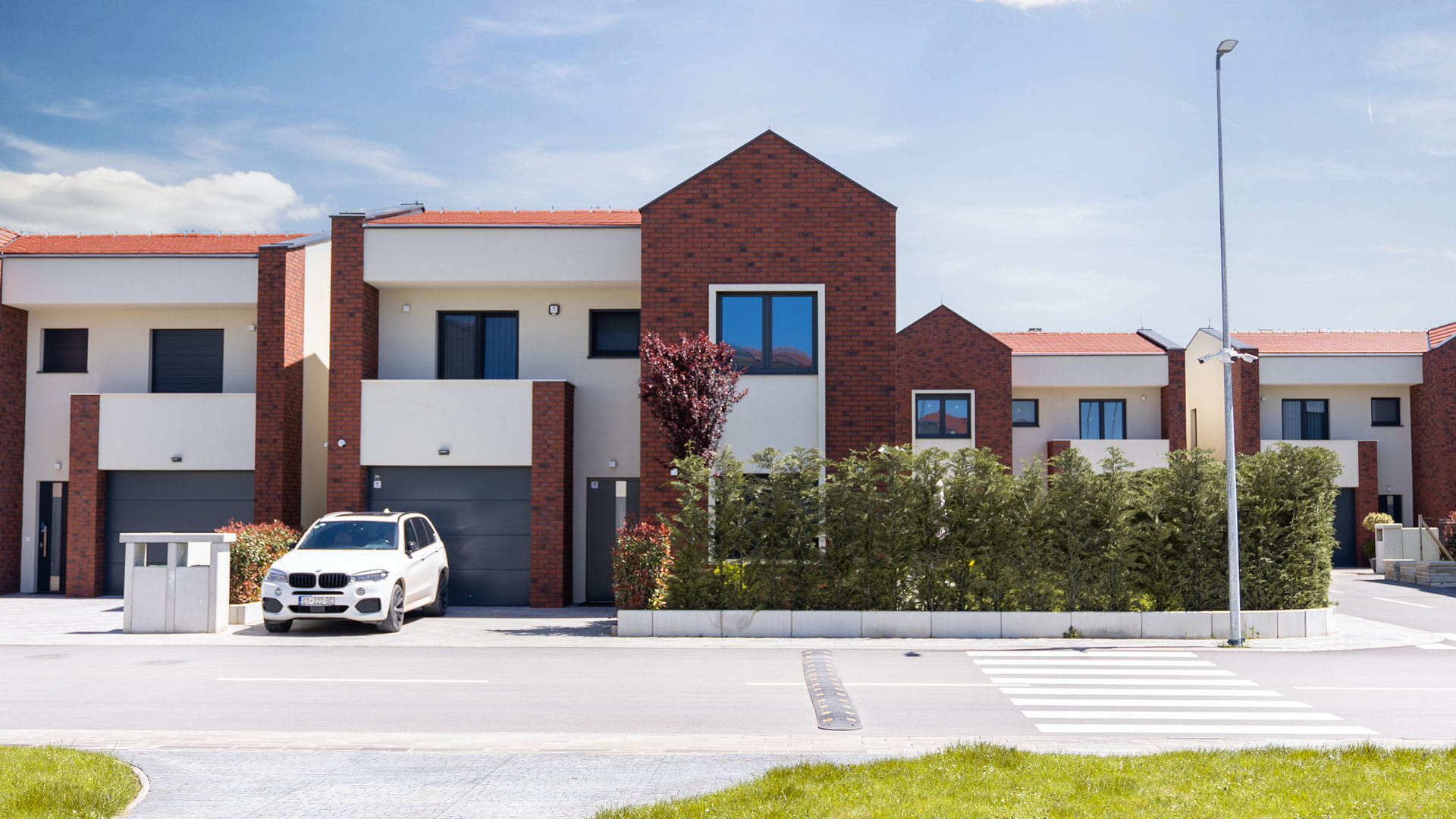Fasada e përparme e shtëpisë Qershia e Verdhë 273.7 m² në Cherry Village
